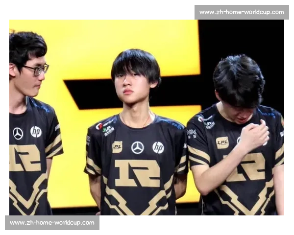 苏超 “微笑裁判” 陆爽火出圈!温柔执法化解冲突,网友:比进球还治愈 苏超 “微笑裁判” 陆爽火出圈!温柔执法化解冲突,网友:比进球还治愈